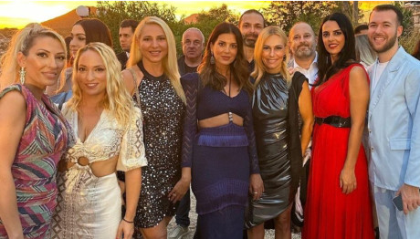 Σταματίνα Τσιμτσιλή: Εντυπωσιακή στον γάμο συνεργάτιδάς της