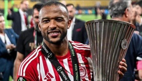 Eλ Κααμπί: Tα Γκολ Και Ο Παραδοσιακός Γάμος