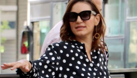 Κεφαλογιάννη: Σικάτη με wide leg παντελόνι και πουά πουκάμισο