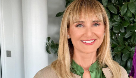 Μάρα Ζαχαρέα: Διαλέγει Ρούχα Για Το Δελτίο Ειδήσεων