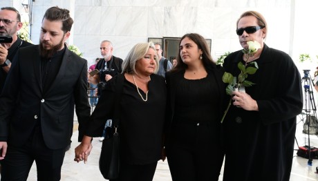 Μίμης Πλέσσας: Πιασμένες χέρι - χερι η σύζυγος και η κόρη του στην κηδεία
