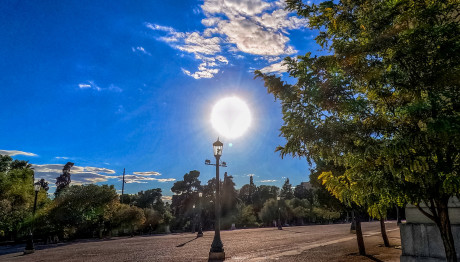 Καιρός Με Δύο Πρόσωπα - Βροχές Και Ζέστη