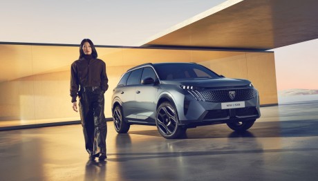 PEUGEOT E-5008: Τα προσόντα και οι τιμές στην Ελλάδα