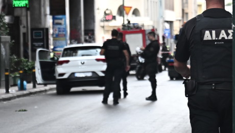 Εντοπίστηκαν όπλα και εκρηκτικά μέσα σε ΙΧ στο κέντρο της Αθήνας