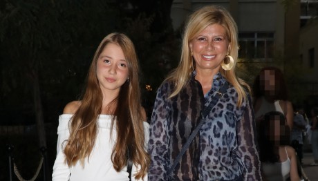 Η Ζήνα Κουτσελίνη μαζί με την κόρη της στο live της Φουρέιρα