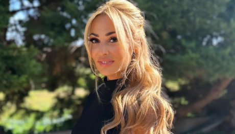 Ελένη Βουλγαράκη: Δείτε την κούκλα, μαυρομάλλα αδερφή της!