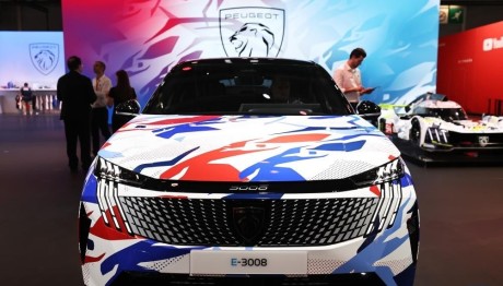 Η PEUGEOT ηλεκτρίζει με την παροιυσία της στο Παρίσι