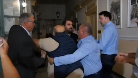 Σέρρες: Αντιδήμαρχοι Έπαιξαν Ξύλο Στο Δημοτικό Συμβούλιο