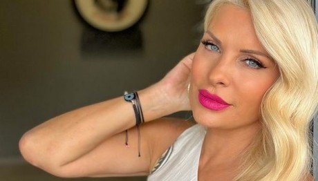 Ελένη Μενεγάκη: Με natural μακιγιάζ και χαλαρό κότσο!