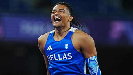 Εμμανουήλ Καραλής: Η φωτογραφία με την δίδυμη αδερφή του