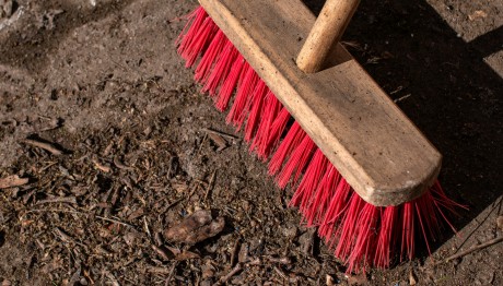 Χαλκιδική: Χτύπησε Τον Φίλο Της Με Σκουπόξυλο