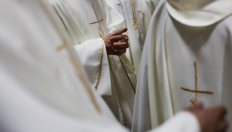 Καθολική Εκκλησία Ελλάδας: Ιερείς Ξέπλεναν Μαύρο Χρήμα