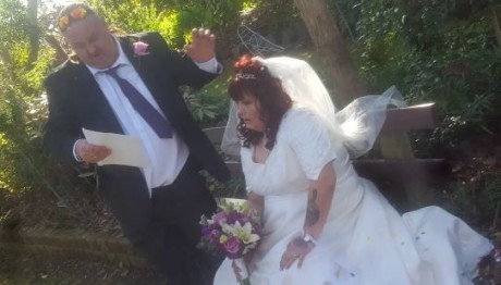 Έπιασε Τη Σύζυγο Να Κάνει Σεξ Με Αδελφό - Η Μητέρα Κοιτούσε