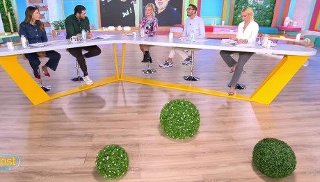 Είναι Στο Ιδιο Θέατρο Και Δε Λένε Ούτε «Καλημέρα»