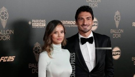 Χρυσή Μπάλα 2024: Η κουκλάρα που συνόδευσε τον Χούμελς