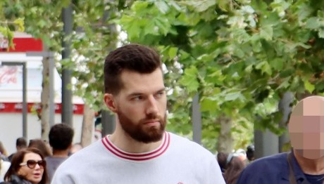 Πίτερς: Βόλτα με τη σύζυγο και το μωράκι τους