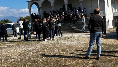 Αγρίνιο: Σπαραγμός Στην Κηδεία Του 20χρονου Άκη