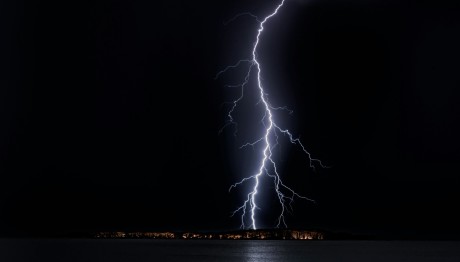 Ποδοσφαιριστής σκοτώθηκε από κεραυνό την ώρα του αγώνα