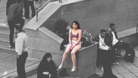 Ιρανή Φοιτήτρια Γδύθηκε Αντιδρώντας Στο Χιτζάμπ