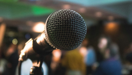 Τραγουδίστρια Τα Είχε Με Παντρεμένο Και Την Έδειρε Η Σύζυγος