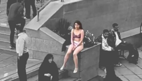 Ιράν: Διαταραγμένη Χαρακτηρίζει Η Κυβέρνηση Τη Φοιτήτρια