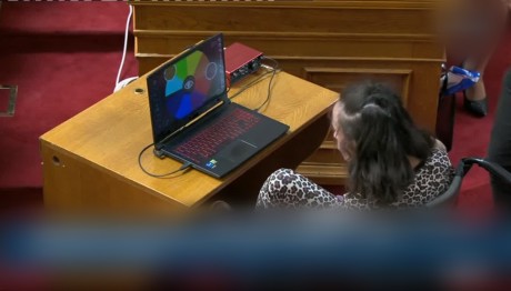 Τετραπληγικό Κορίτσι Παίζει Μουσική Με Τα Μάτια