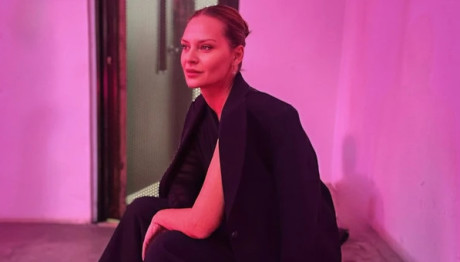 Υβόννη Μπόσνιακ: Ζυμώνει ψωμί στη μίνιμαλ κουζίνα της