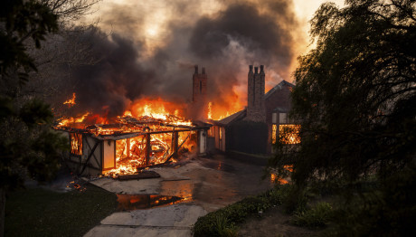 Καλιφόρνια: Φωτιά Απειλεί 3.500 Σπίτια - 10.000 Κατοίκους