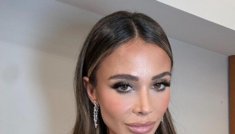 Ρεπόρτερ πήγε γήπεδο με κοντή φούστα και crop top  σακάκι