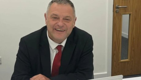 Βρετανός Βουλευτής Γρονθοκόπησε Άγρια Περαστικό - Βίντεο