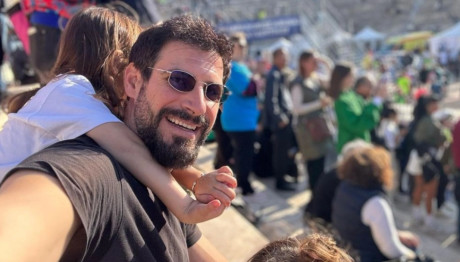 Πατριαρχέας: Φωτογραφίζεται Με Τις Κόρες Του Στον Μαραθώνιο