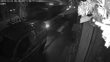 Νίκαια: Λεωφορείο Συγκρούστηκε Με ΙΧ Και Έπεσε Σε Οχήματα