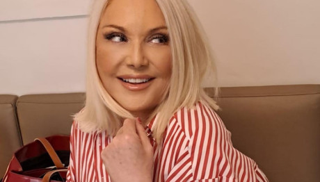 Ρούλα Κορομηλά: Στόλισε Χριστουγεννιάτικα Το Cozy Σαλόνι Της