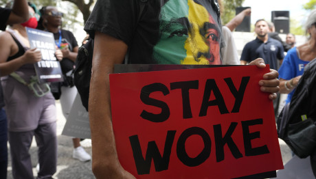 Woke ατζέντα: Τι είναι και γιατί προκαλεί πλέον μεγάλες αντιδράσεις