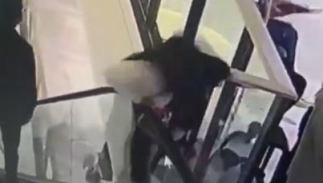 Γλίστρησε Στις Κυλιόμενες Σκάλες Και Έπεσε Στο Κενό