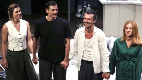 Demons: Το Συνταρακτικό Δράμα Στο Θέατρο Τζένη Καρέζη