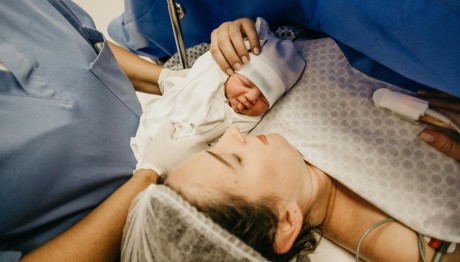 Βρέφος Πέθανε Στη Γέννα: Λάθος Ιατρού Καταγγέλλουν Οι Γονείς