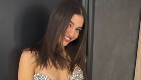 Νικολαΐδη: Με Celia Kritharioti Φόρεμα Και Ασορτί Μπότες