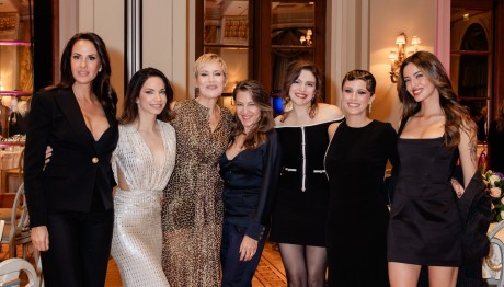 Δανάη Λιβιεράτου: Eντυπωσιακή σε εκδήλωση, παρέα με τη μαμά της