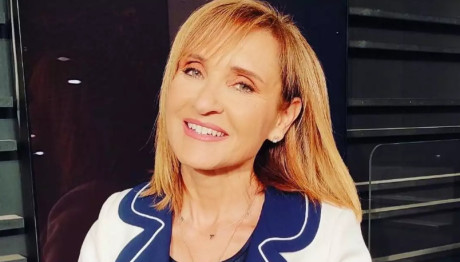 Ζαχαρέα: Ποζάρει Πλάι Στο Χριστουγεννιάτικο Δέντρο Της