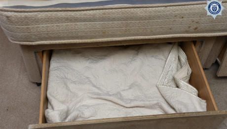 Μητέρα Είχε Κρυμμένο Το Μωρό Της Σε Συρτάρι Για Τρία Χρόνια