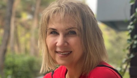 Μαίρη Σταυρακέλλη: Mε την 24χρονη κούκλα κόρη της σε θεατρική πρεμιέρα