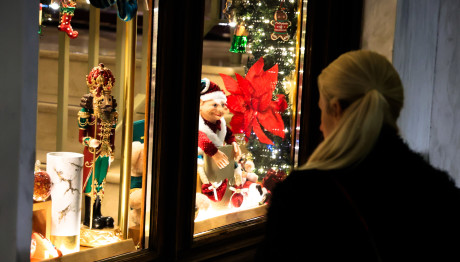 Εορταστικό Ωράριο 2024: Ποιες Κυριακές Είναι Ανοιχτά Μαγαζιά