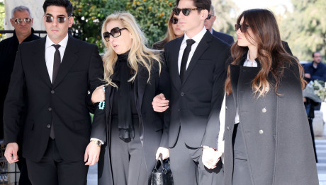 Κηδεία Αντώνη Λυμπέρη: Συντετριμμένη Η Σύζυγός Του, Έλενα