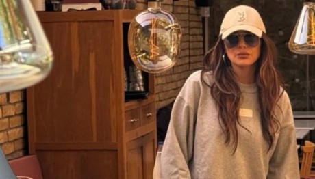 Δέσποινα Βανδή: Σε Εστιατόριο Με Lace Φούστα & Φούτερ