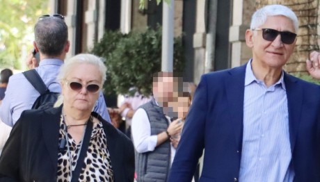 Παναγιώτης Γιαννάκης: Βόλτα χεράκι-χεράκι με τη σύζυγό του