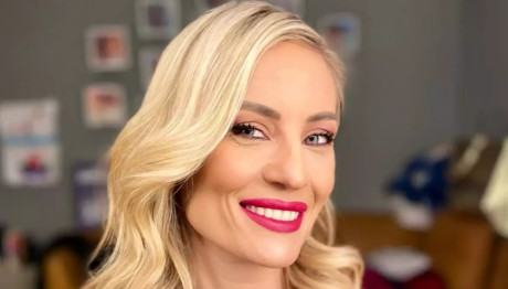 Μελέτη: Η φωτογραφία με την κόρη της στο στολισμένο σπίτι τους