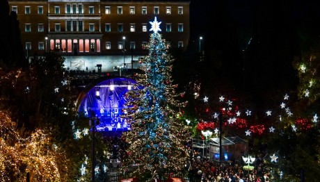 Χριστούγεννα 2024: Φωταγωγήθηκε Το Δέντρο Στο Σύνταγμα