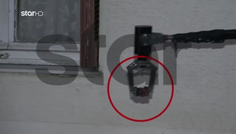 Παγκράτι: Βρήκε Χειροβομβίδα του Β' Παγκοσμίου Στο Πατάρι!