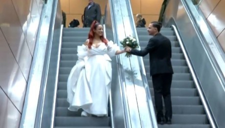 Θεσσαλονίκη: Νεόνυμφοι Φωτογραφήθηκαν Στο Μετρό